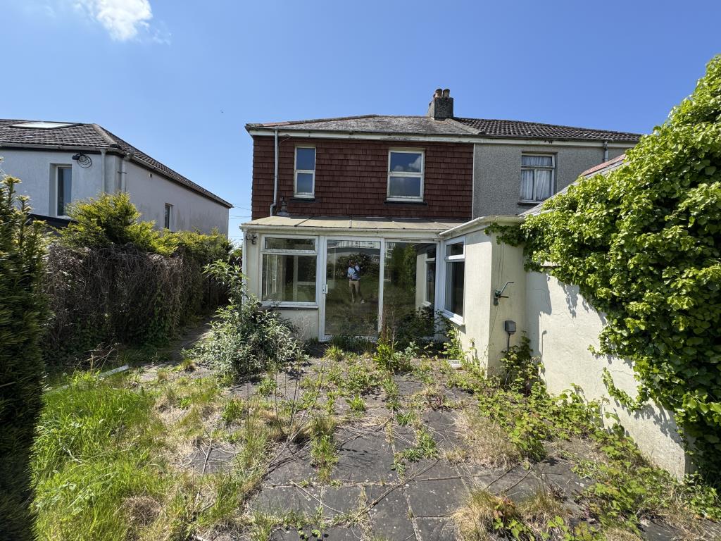 Lot: 143 - SEMI-DETACHED HOUSE FOR IMPROVEMENT - Rear view of the property